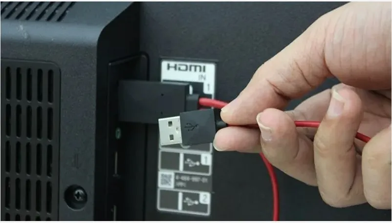 Dây cáp tín hiệu kém chất lượng hoặc cắm lỏng có thể dẫn đến hiện tượng nhiễu và chia hình