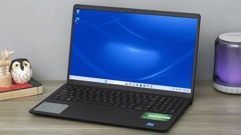 Kỹ thuật viên đang kiểm tra và thay thế linh kiện cho máy tính xách tay tại phòng lab IT