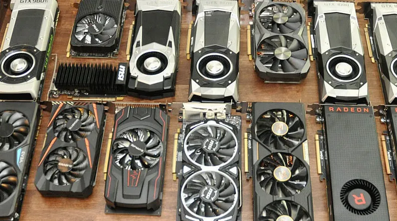 Kỹ thuật viên đang thực hiện đo đạc các thông số điện áp trên mạch của card đồ họa tại trung tâm sửa chữa