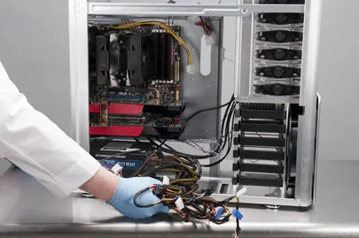 Thao tác vệ sinh bụi bẩn tích tụ lâu ngày trên hệ thống quạt tản nhiệt của bo mạch chủ máy tính