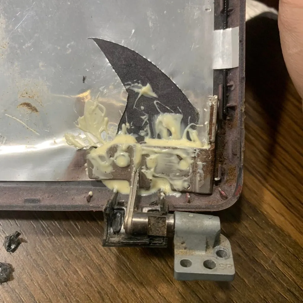 Keo epoxy AB 2 thành phần thường dùng để dán, gia cố các mối nối bị nứt vỡ