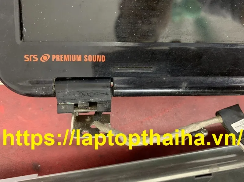 Toàn bộ linh kiện laptop được sắp xếp gọn gàng để chuẩn bị cho quá trình lắp ráp lại sau khi sửa