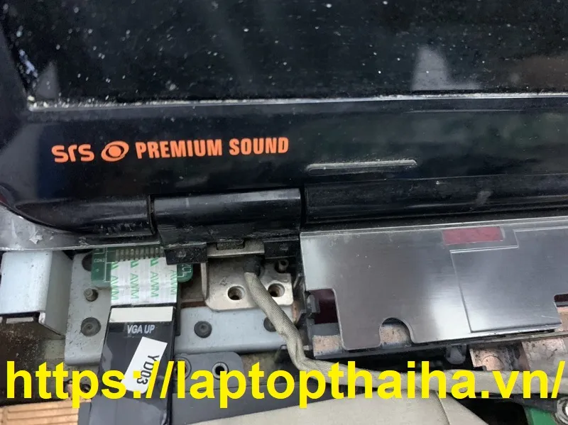 Kỹ thuật viên đang thực hiện kiểm tra độ căng của trục bản lề trước khi lắp ráp lại hoàn thiện