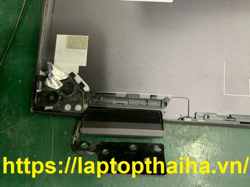 Bản lề laptop bị gãy hoàn toàn khiến phần vỏ nhựa và khung kim loại tách rời nhau