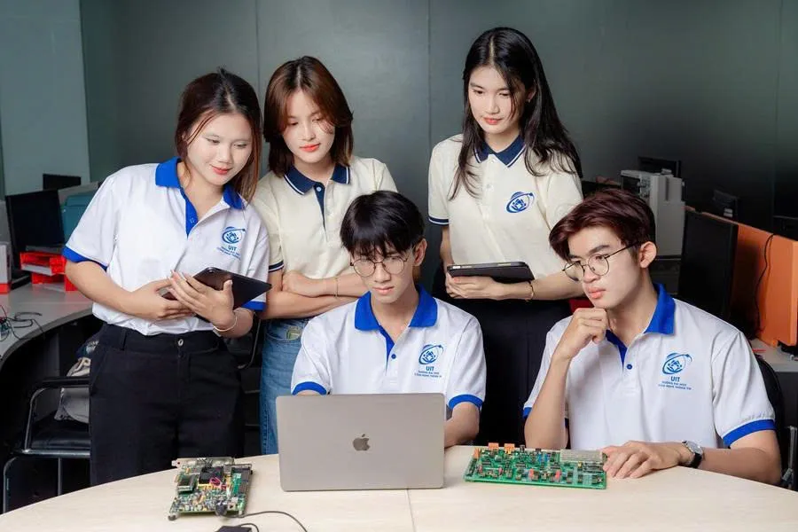 Kỹ sư mạng làm việc tại trung tâm dữ liệu hiện đại