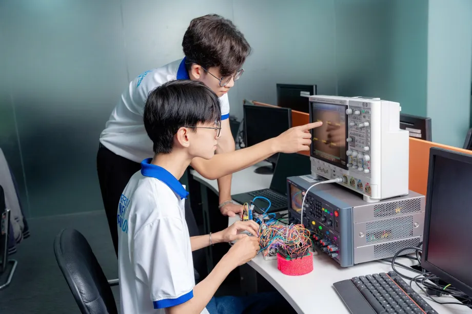 Sinh viên UIT tham gia dự án nghiên cứu mạng thực tế